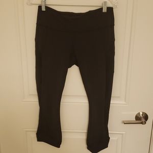 Black Lululemon cropped leggings